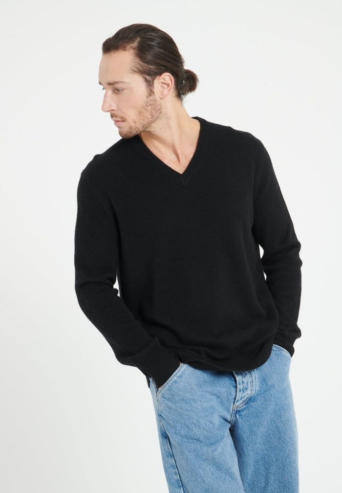 LUKE 13 Pull col V en cachemire 4 fils noir