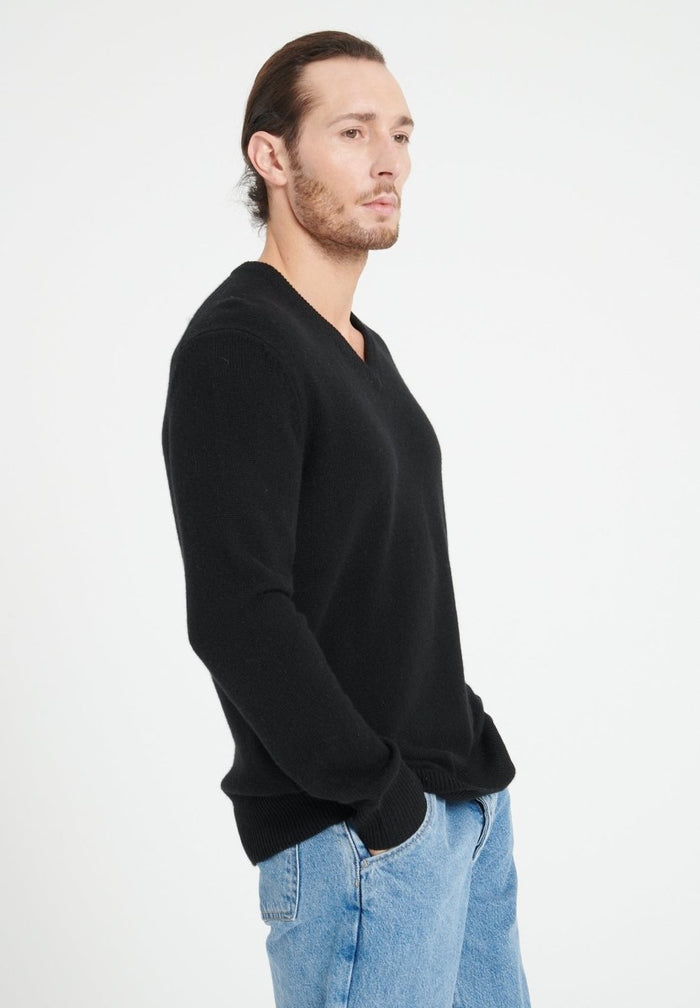 LUKE 13 Pull col V en cachemire 4 fils noir