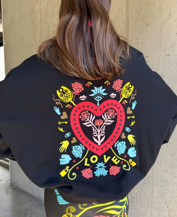 Sweatshirt: Amara